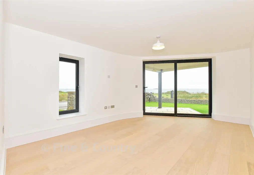 Main Bedroom - Ocean View, Fitzroy Avenue, Broadstairs, Kent - Wards of Kent
