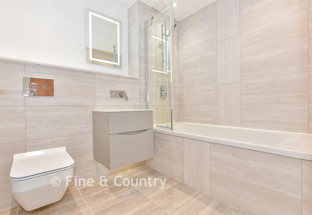 Bathroom - Ocean View, Fitzroy Avenue, Broadstairs, Kent - Wards of Kent