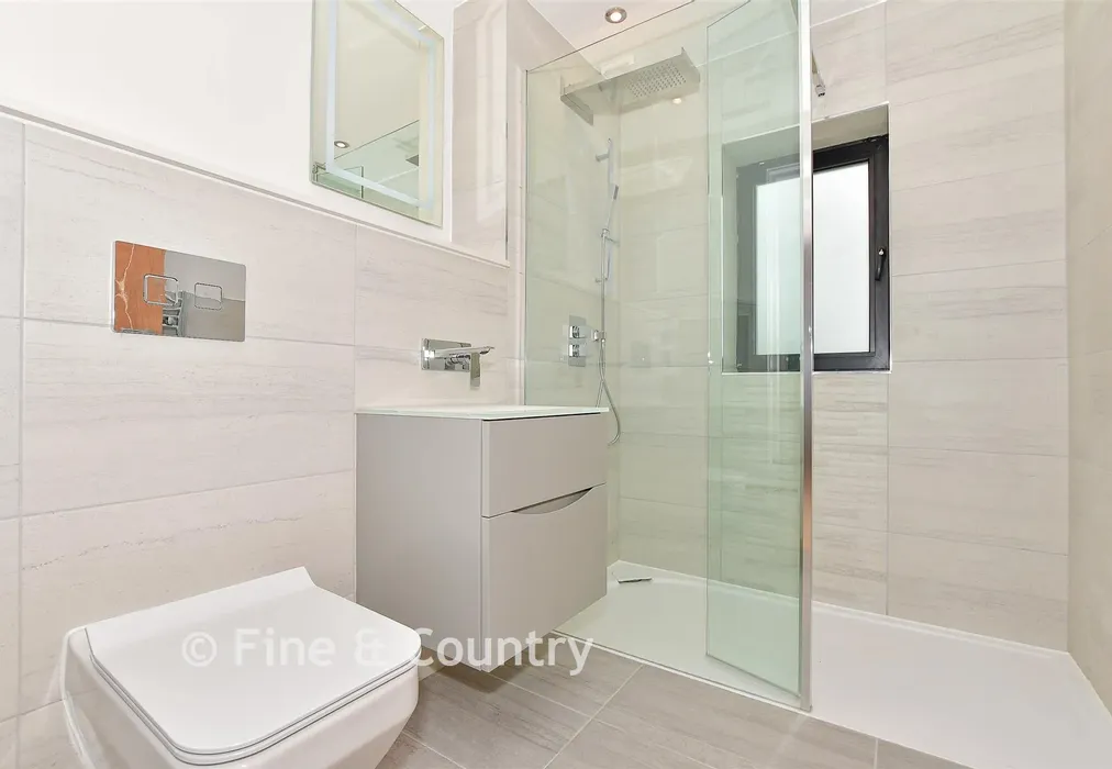 En-Suite - Ocean View, Fitzroy Avenue, Broadstairs, Kent - Wards of Kent