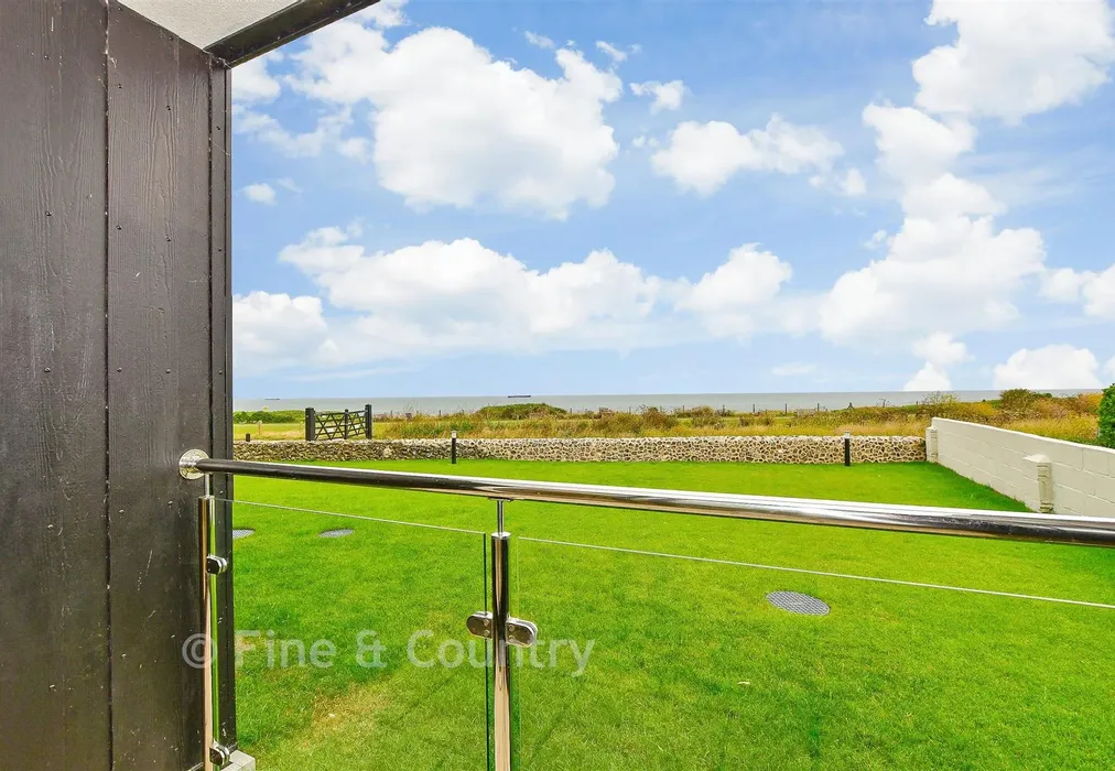 External Lifestyle Photograph - Ocean View, Fitzroy Avenue, Broadstairs, Kent - Wards of Kent