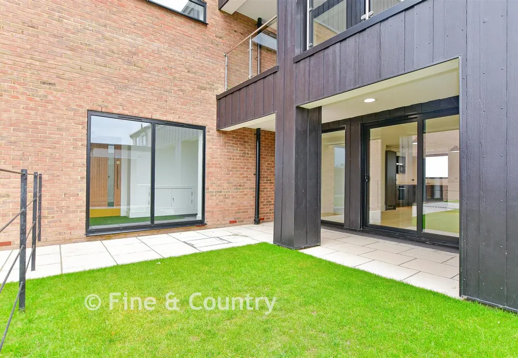 Side Garden - Ocean View, Fitzroy Avenue, Broadstairs, Kent - Wards of Kent