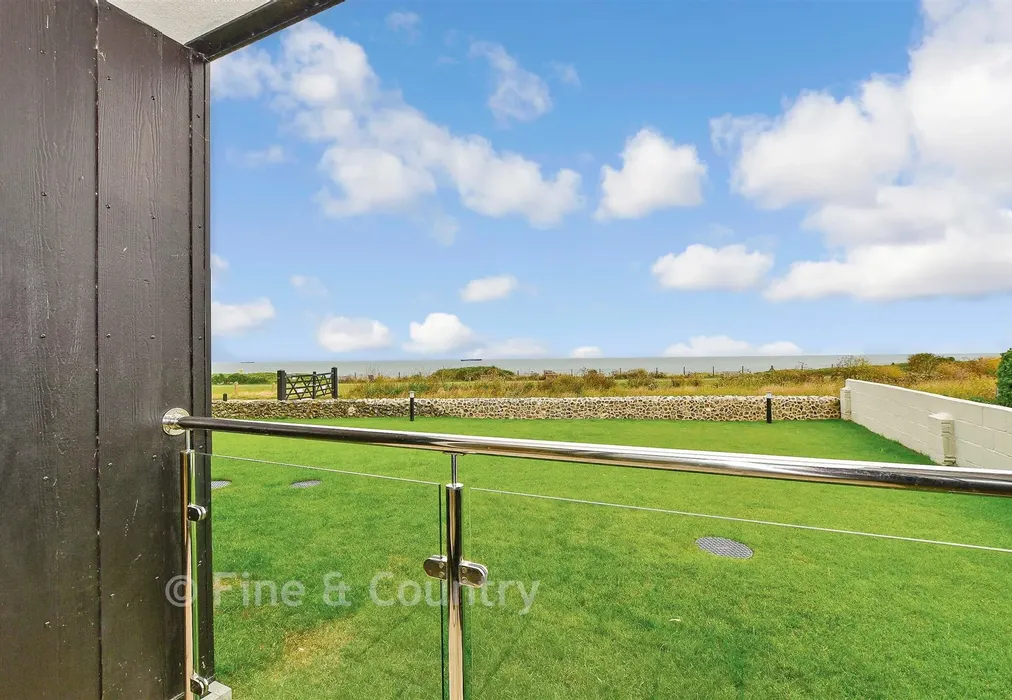 External Lifestyle Photograph - Ocean View, Fitzroy Avenue, Broadstairs, Kent - Wards of Kent