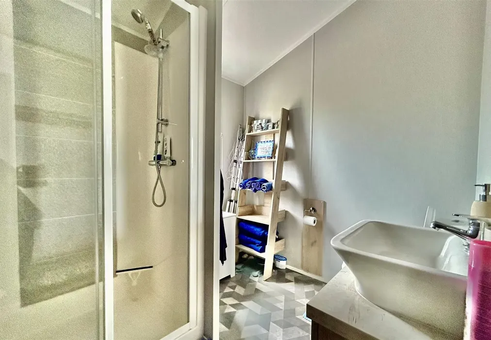 En-Shower Room New - Way Hill, Minster, Ramsgate, Kent - Wards of Kent