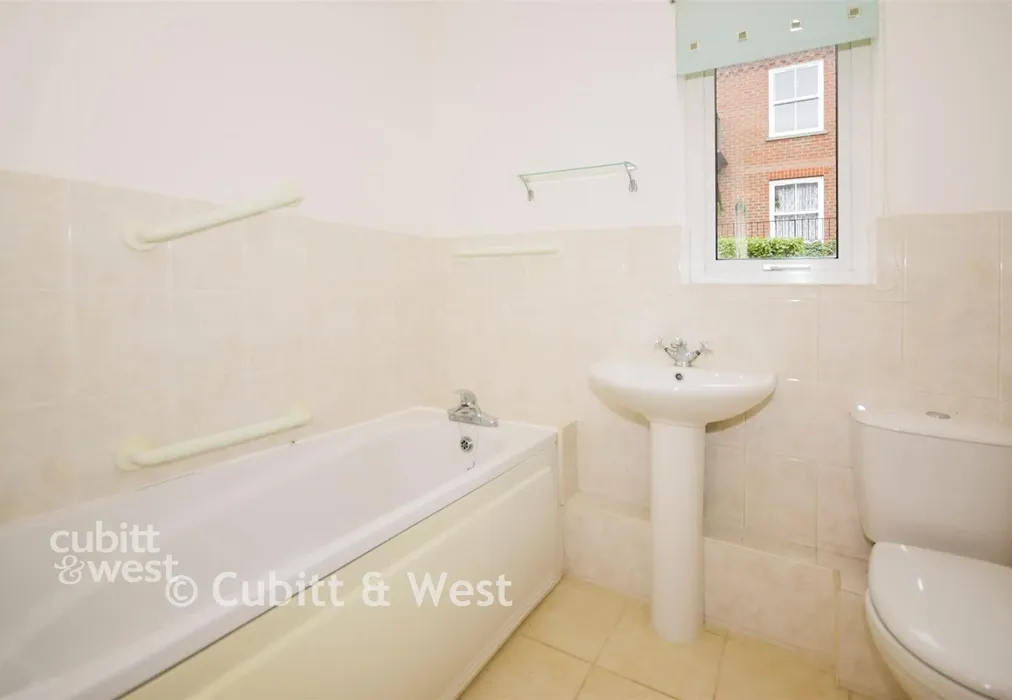 Main Bathroom - Tarrant Wharf, Arundel, West Sussex - Wards of Kent