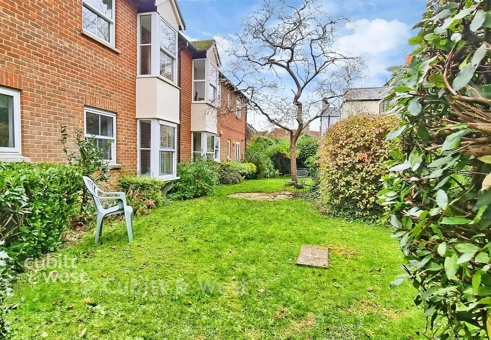 Communal Garden - Tarrant Wharf, Arundel, West Sussex - Wards of Kent