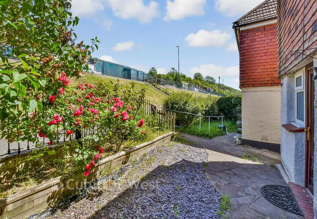 Front Garden - Godstone Road, Kenley, Surrey - Wards of Kent