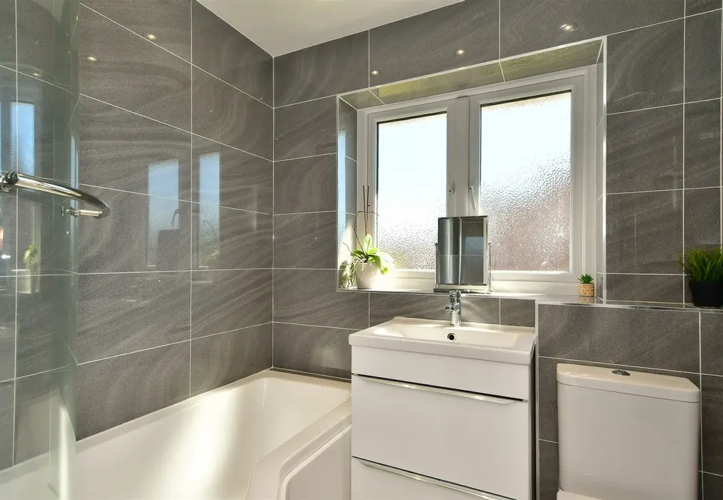 Bathroom - Ladies Mile Road, Patcham, East Sussex - Wards of Kent