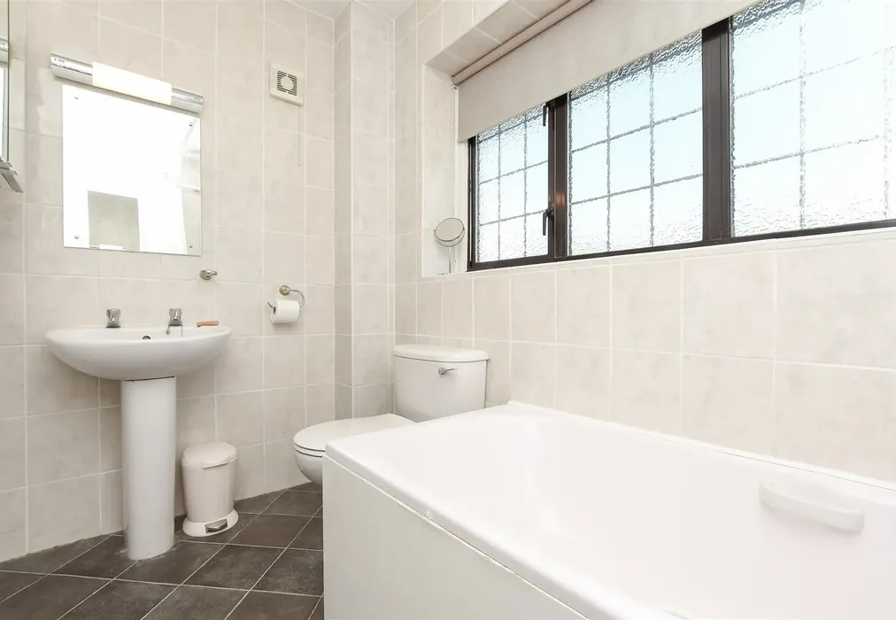En-Suite - Copse Hill, Purley, Surrey - Wards of Kent