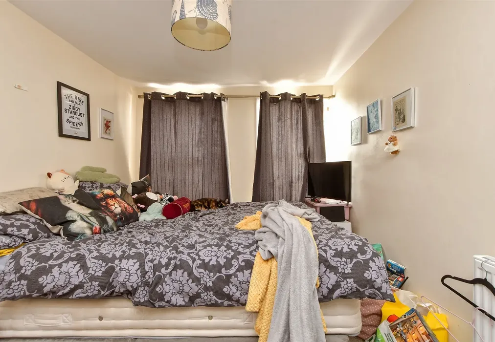 Bedroom 1 - Wellington Crescent, Ramsgate, Kent - Wards of Kent