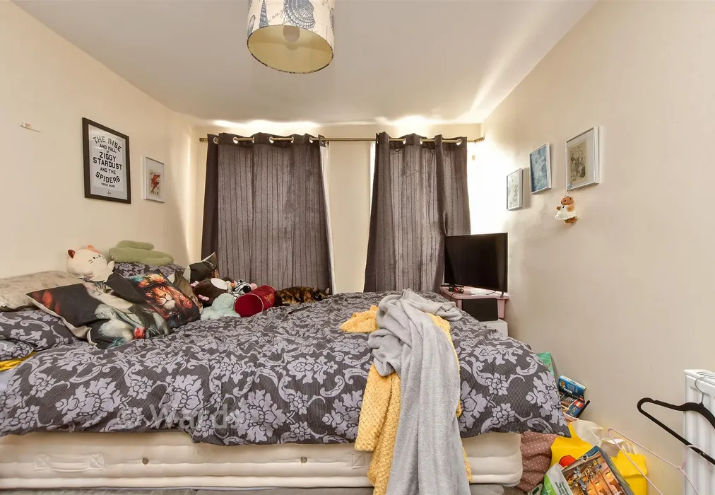 Bedroom 1 - Wellington Crescent, Ramsgate, Kent - Wards of Kent