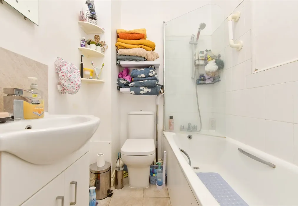 Bathroom - Wellington Crescent, Ramsgate, Kent - Wards of Kent