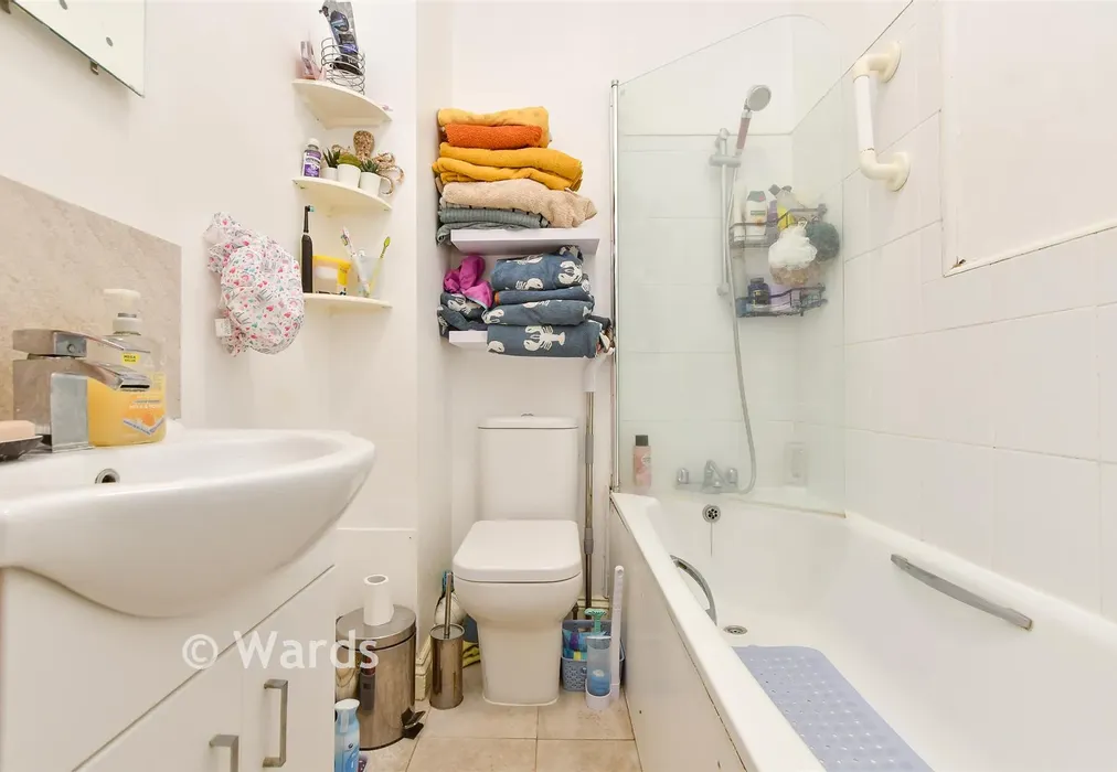 Bathroom - Wellington Crescent, Ramsgate, Kent - Wards of Kent
