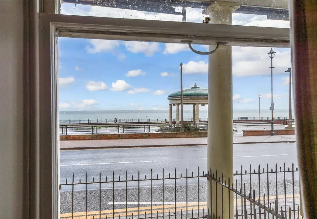 Views To Front - Wellington Crescent, Ramsgate, Kent - Wards of Kent