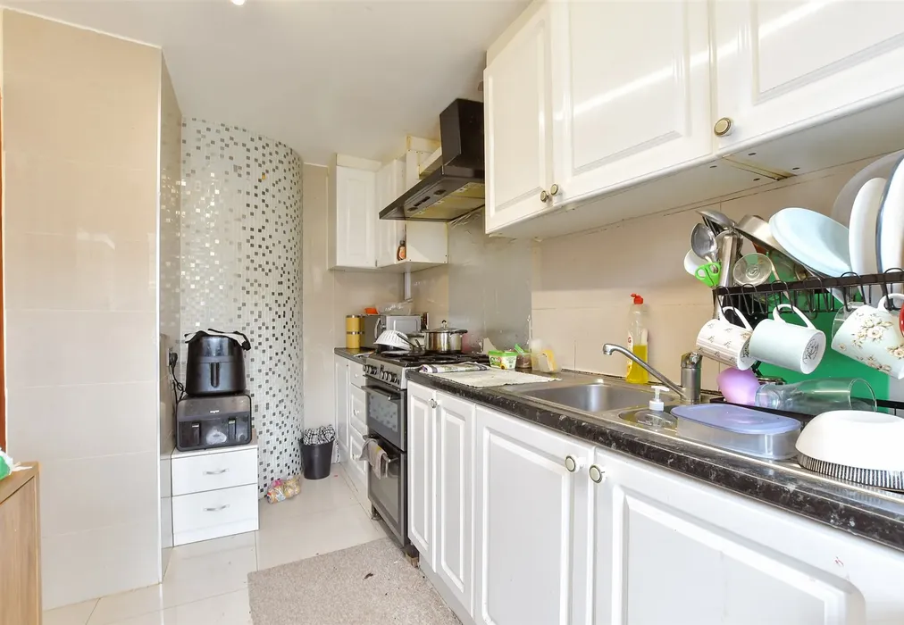 Kitchen - Shaws Road, Northgate, Crawley, West Sussex - Wards of Kent