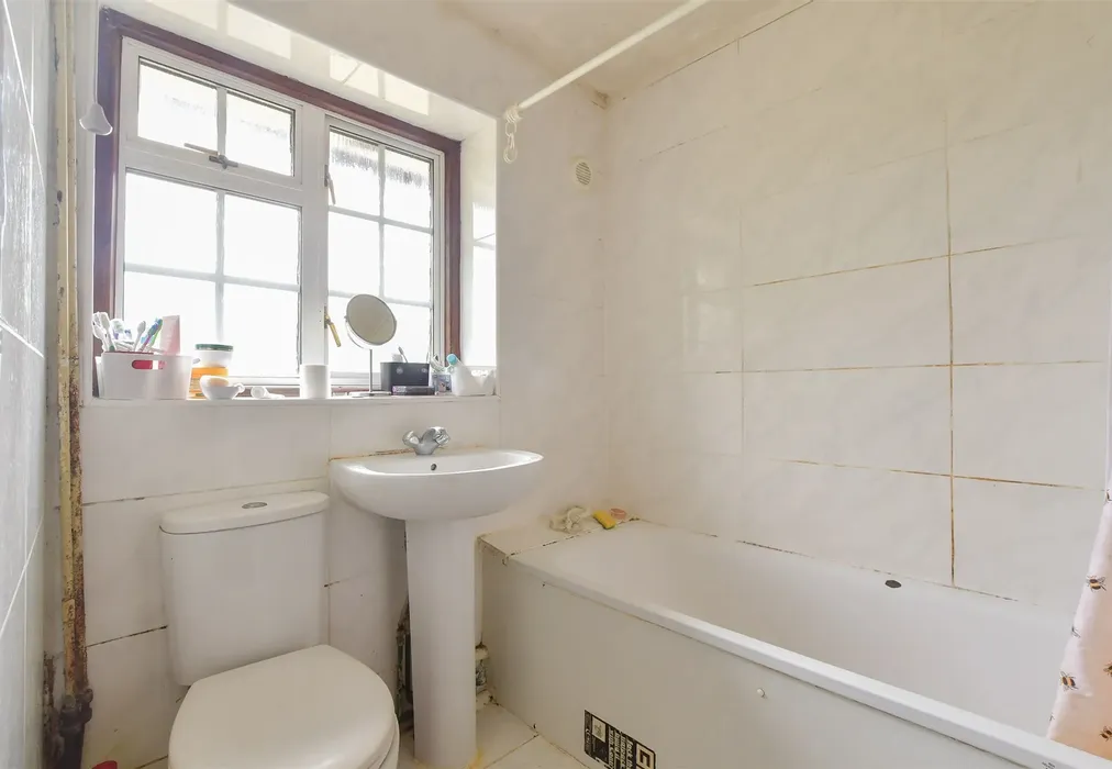 Bathroom - Shaws Road, Northgate, Crawley, West Sussex - Wards of Kent