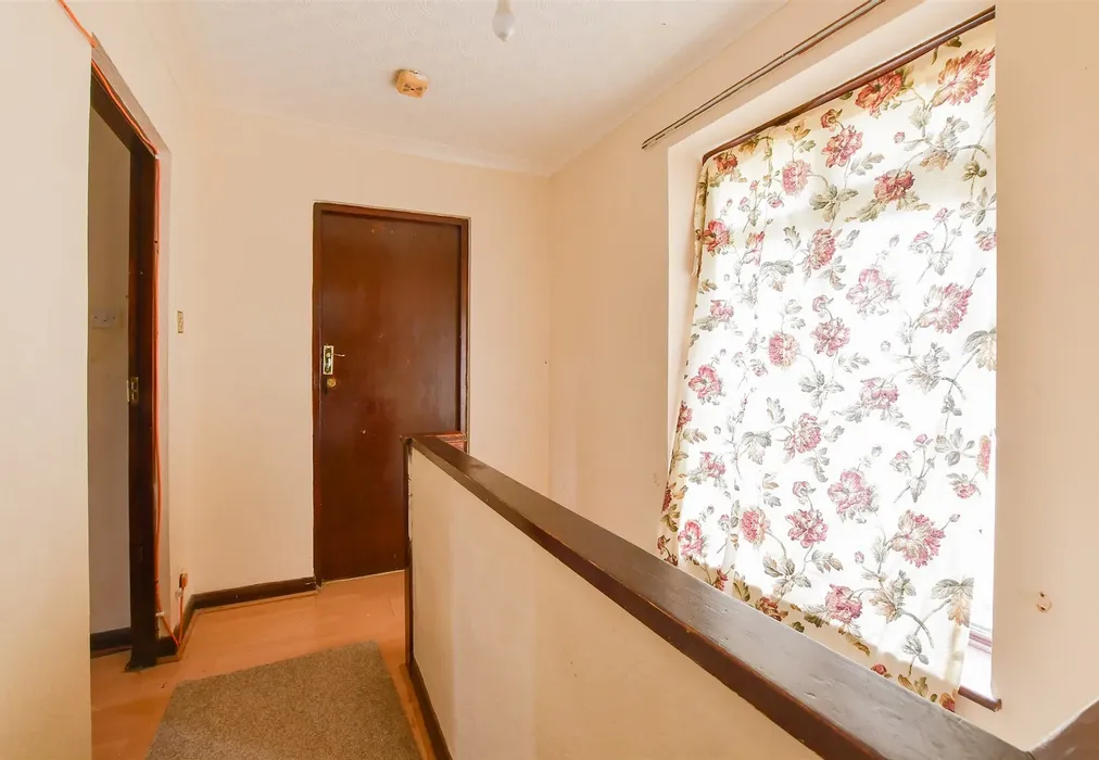 Landing - Shaws Road, Northgate, Crawley, West Sussex - Wards of Kent