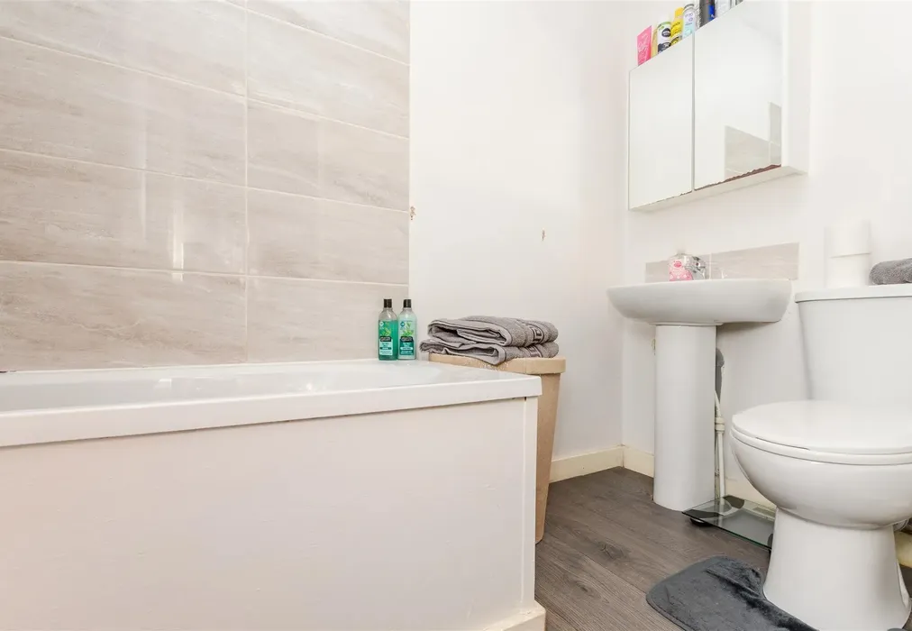 Bathroom - High Street, Farningham, Kent - Wards of Kent