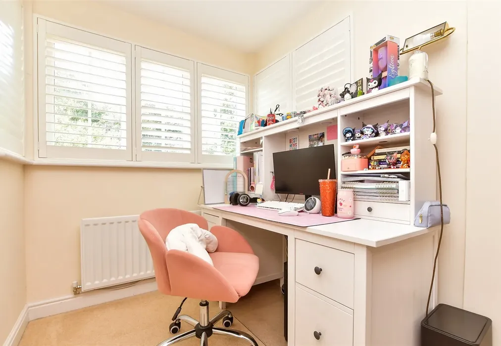 Bedroom 2 - The Furrows, Crawley Down, West Sussex - Wards of Kent
