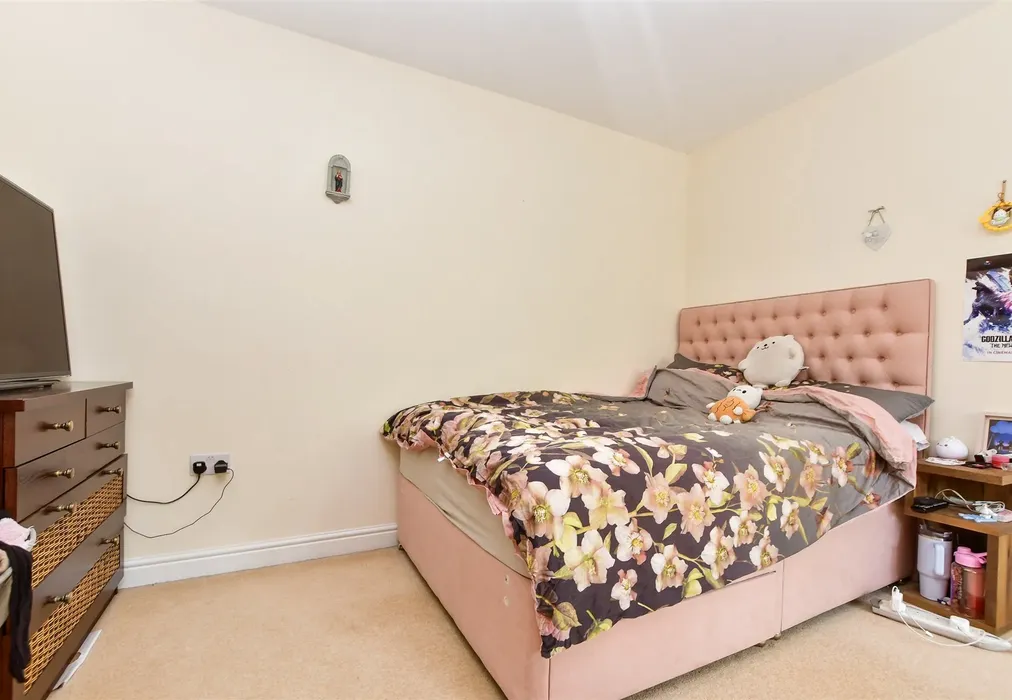 Bedroom 3 - The Furrows, Crawley Down, West Sussex - Wards of Kent