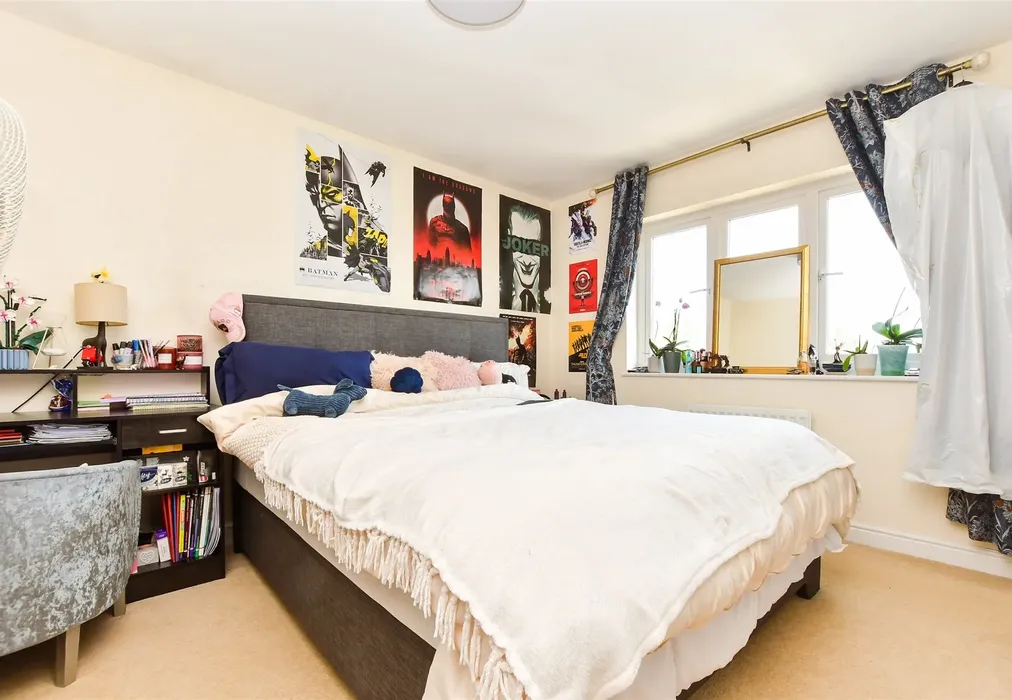 Bedroom 2 - The Furrows, Crawley Down, West Sussex - Wards of Kent