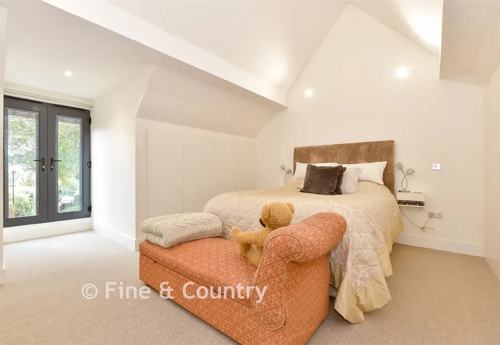 Bedroom 1 - Madeira Vale, Ventnor, Isle of Wight - Wards of Kent