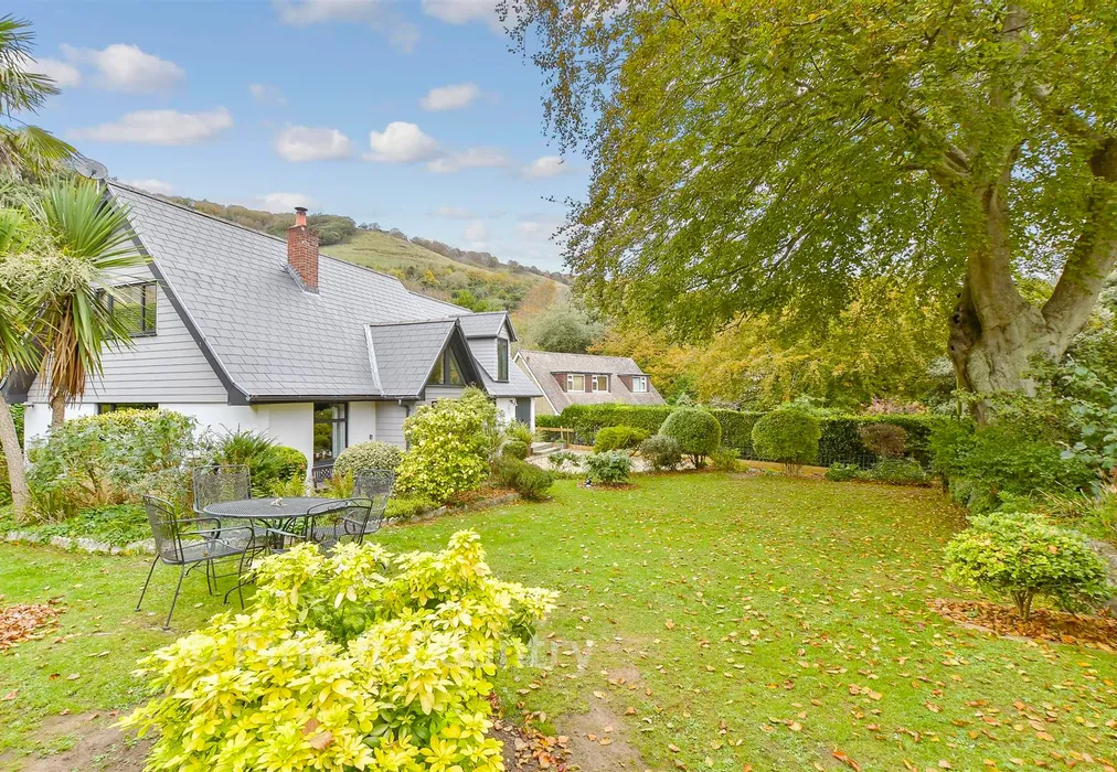 Front Garden - Madeira Vale, Ventnor, Isle of Wight - Wards of Kent