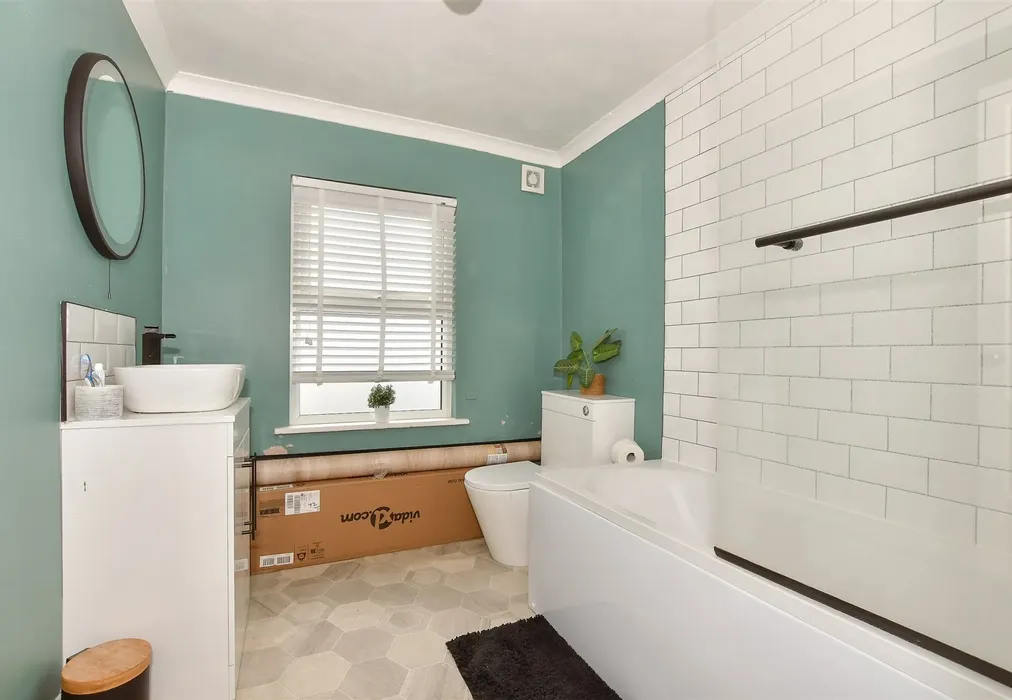Bathroom - St. Richard's Road, Deal, Kent - Wards of Kent