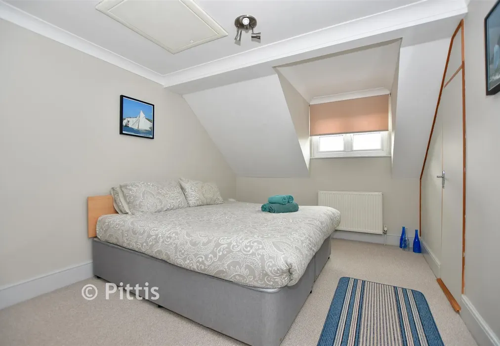 Bedroom 1 - Fife Court, Cowes, Isle of Wight - Wards of Kent