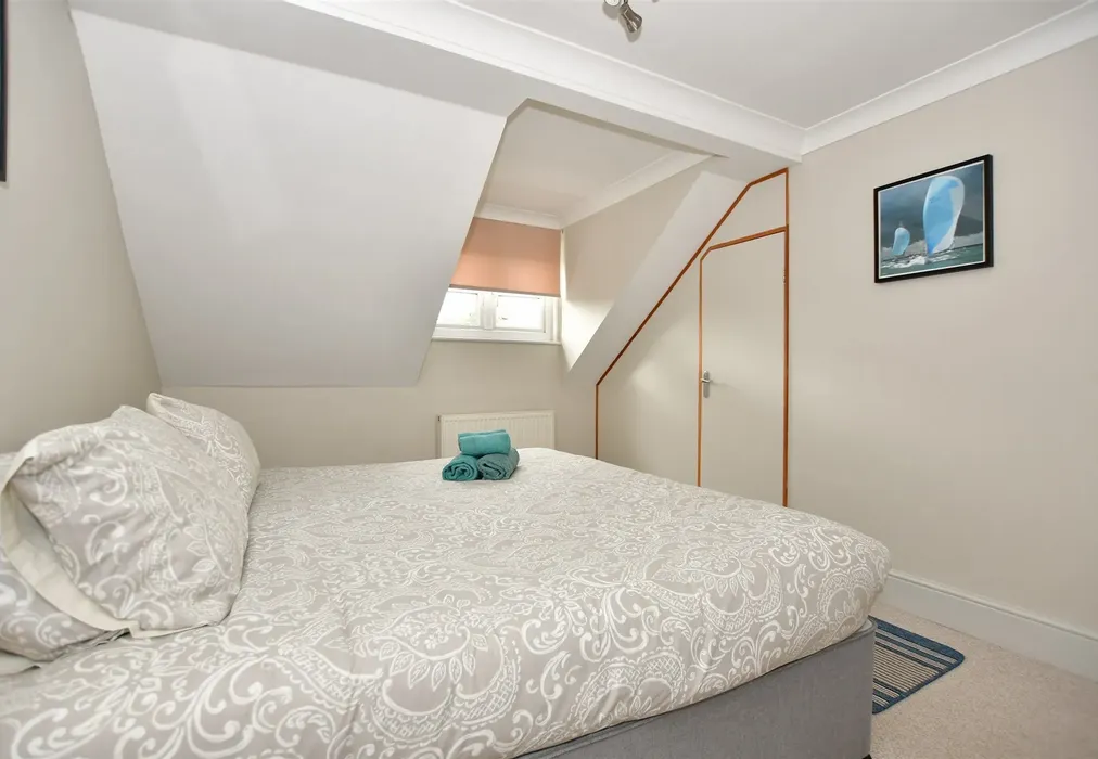 Bedroom 1 - Fife Court, Cowes, Isle of Wight - Wards of Kent
