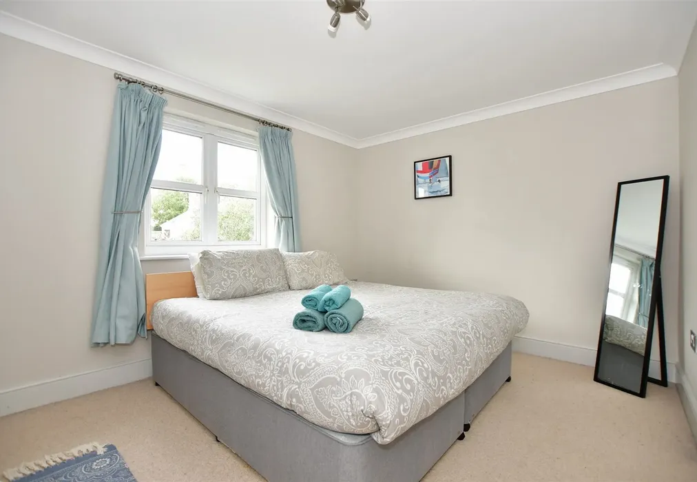 Bedroom 2 - Fife Court, Cowes, Isle of Wight - Wards of Kent