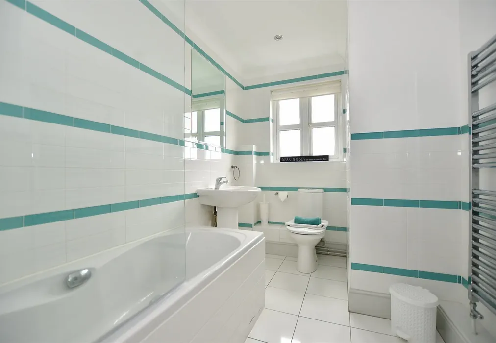 Bathroom - Fife Court, Cowes, Isle of Wight - Wards of Kent