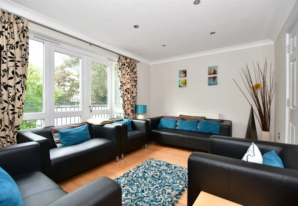 Lounge - Fife Court, Cowes, Isle of Wight - Wards of Kent