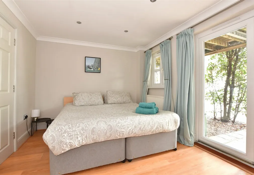 Bedroom 4 - Fife Court, Cowes, Isle of Wight - Wards of Kent