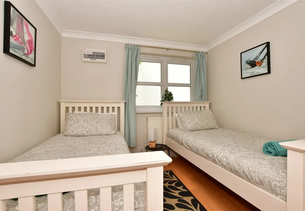Bedroom 5 - Fife Court, Cowes, Isle of Wight - Wards of Kent