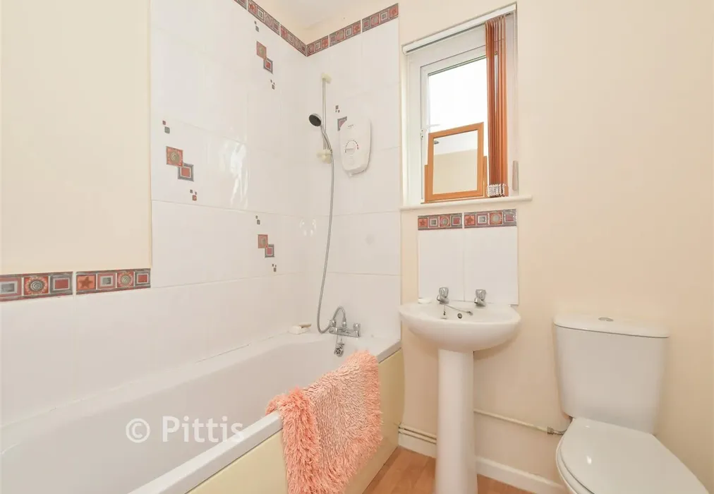 Bathroom - Scotts Close, Shalfleet, Newport, Isle of Wight - Wards of Kent