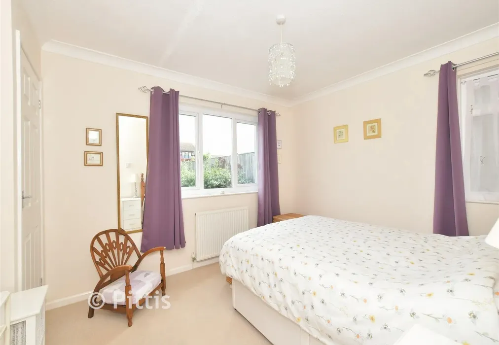 Bedroom 1 - Scotts Close, Shalfleet, Newport, Isle of Wight - Wards of Kent