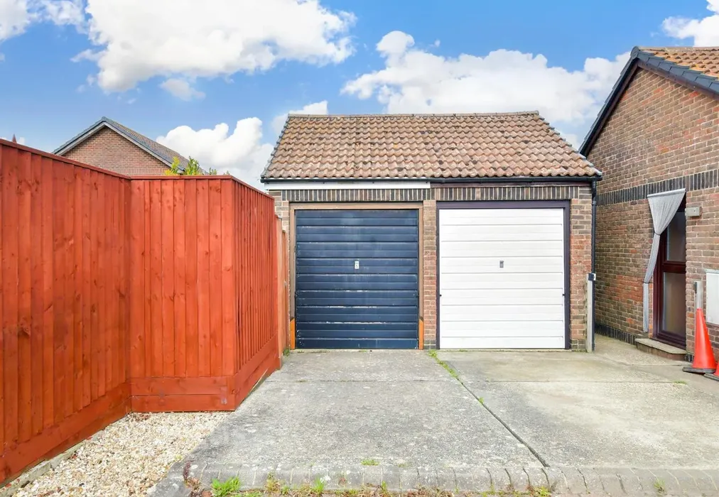 Driveway/Parking - Scotts Close, Shalfleet, Newport, Isle of Wight - Wards of Kent