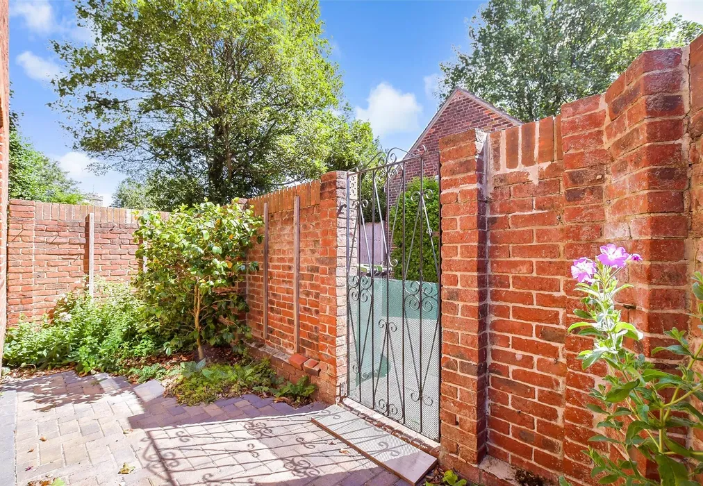 Side Garden - The Parchment, Havant, Hampshire - Wards of Kent