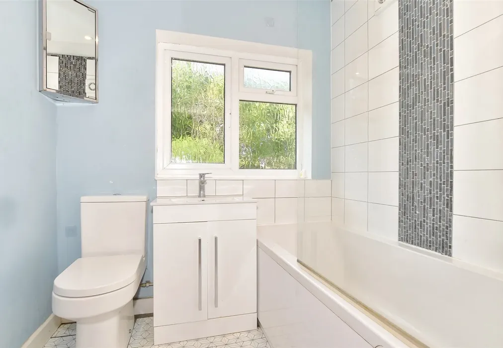 Bathroom - Ingle Road, Chatham, Kent - Wards of Kent