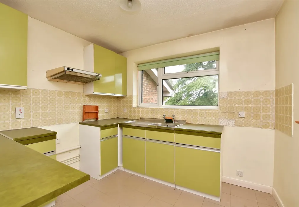 Kitchen - Oakfield Drive, Reigate, Surrey - Wards of Kent