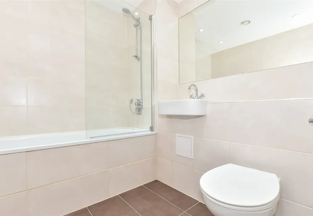 Bathroom - Park Street, Ashford, Kent - Wards of Kent