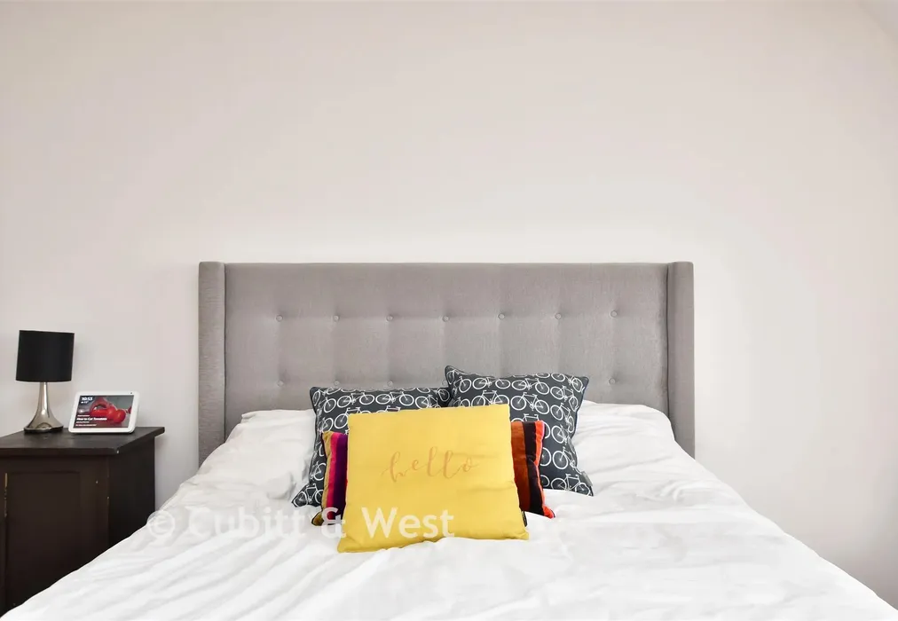 Internal Lifestyle Photograph - Hartington Close, Reigate, Surrey - Wards of Kent