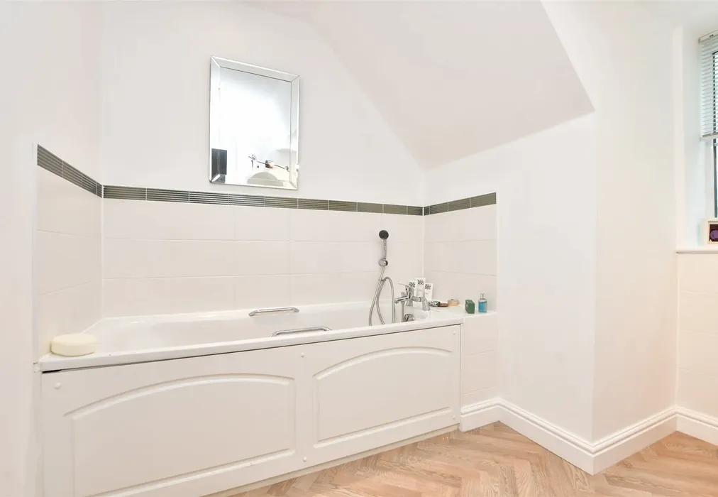 En-Suite - Hartington Close, Reigate, Surrey - Wards of Kent