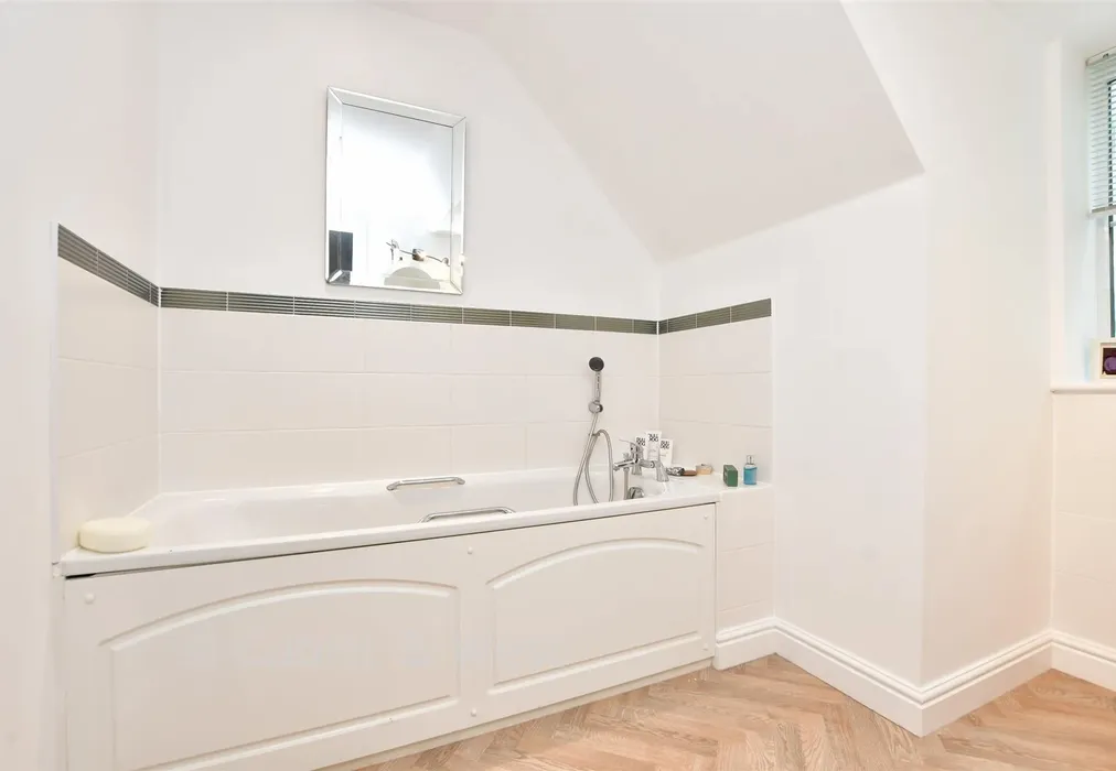 En-Suite - Hartington Close, Reigate, Surrey - Wards of Kent