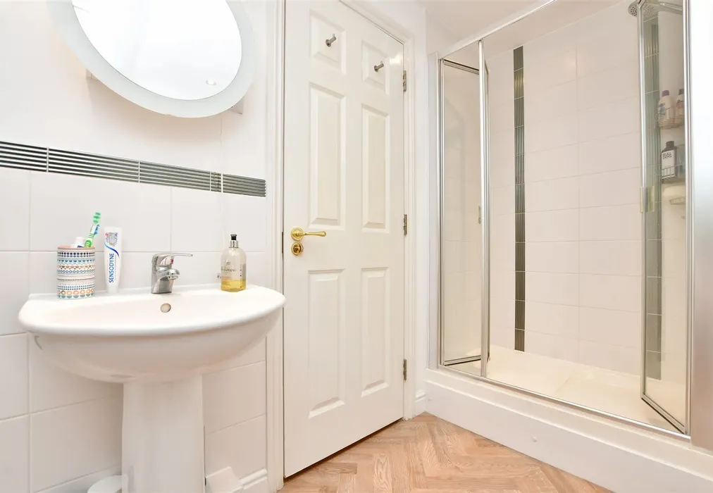 En-Suite - Hartington Close, Reigate, Surrey - Wards of Kent