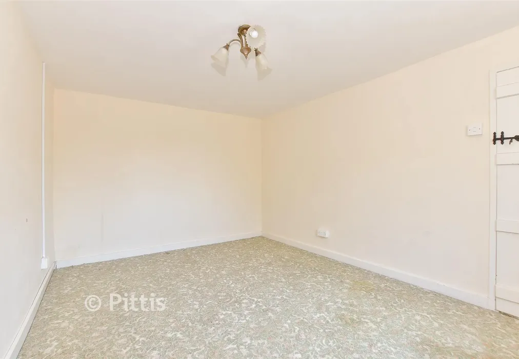 Bedroom 1 - Kingston Road, Kingston, Isle of Wight - Wards of Kent