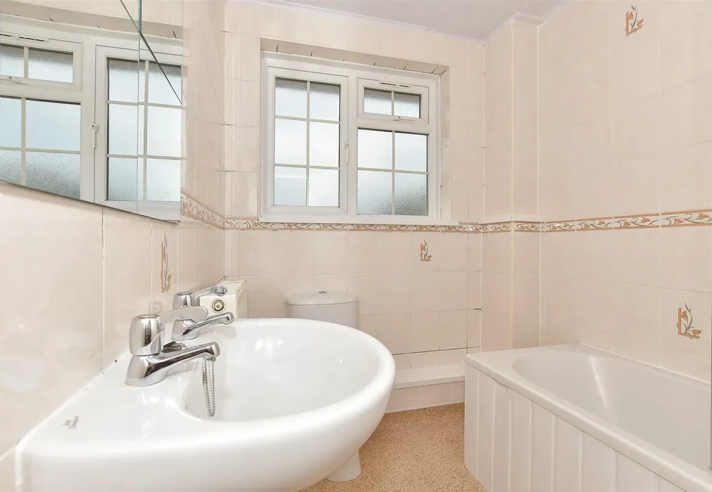 Bathroom - Kingfisher Court, Herne Bay, Kent - Wards of Kent
