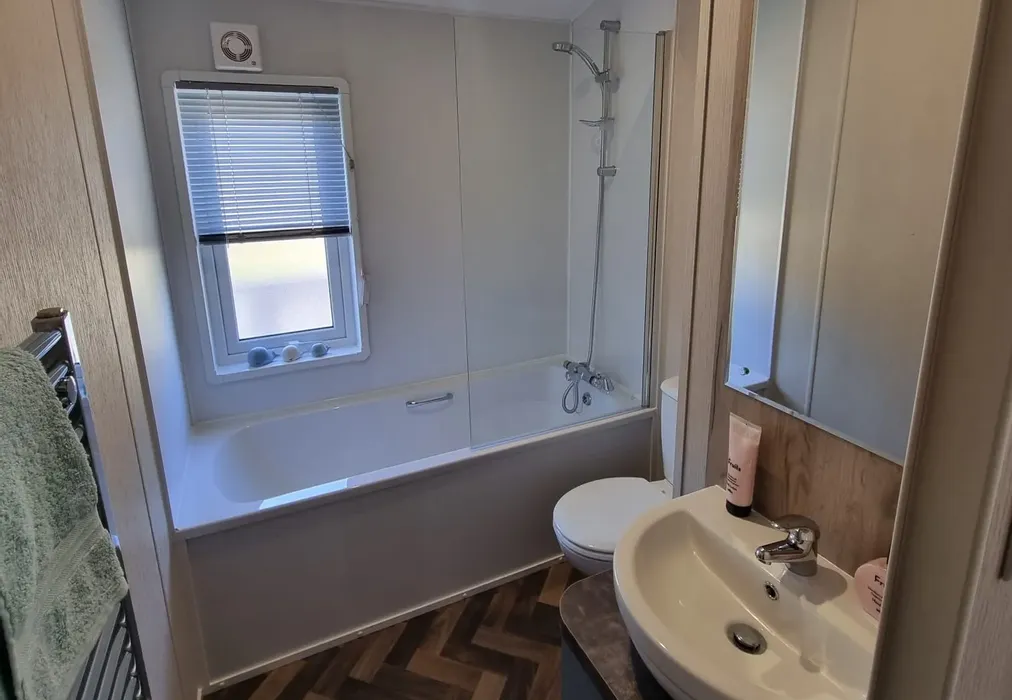 Bathroom - Bluebell Park, Emms Lane, Brooks Green, Horsham, West Sussex - Wards of Kent