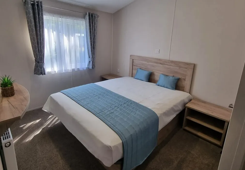 Bedroom 1 - Bluebell Park, Emms Lane, Brooks Green, Horsham, West Sussex - Wards of Kent