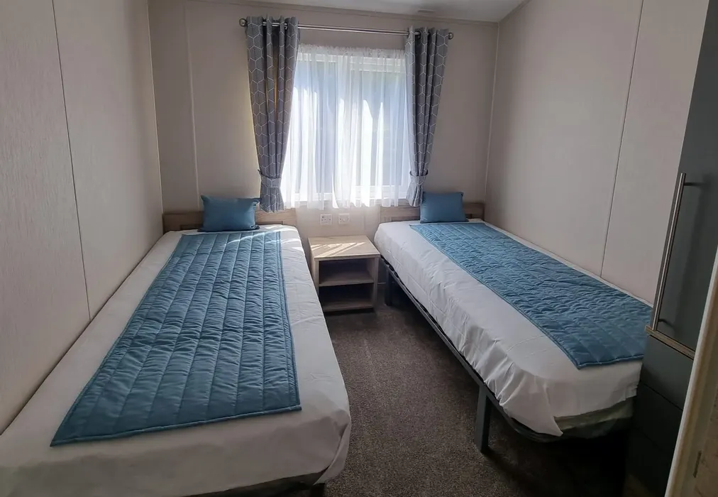 Bedroom 2 - Bluebell Park, Emms Lane, Brooks Green, Horsham, West Sussex - Wards of Kent